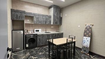 Suite familiar | Cocina privada | Frigorífico pequeño, microondas, horno y placa de cocina