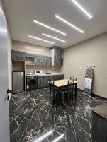 Family Suite | Private kitchen | Mini-fridge, microwave, oven, stovetop