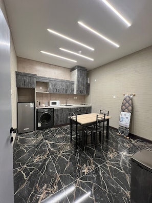 Family Suite | Private kitchen | Mini-fridge, microwave, oven, stovetop - الفؤاد العربي - لو كوير (Abha)