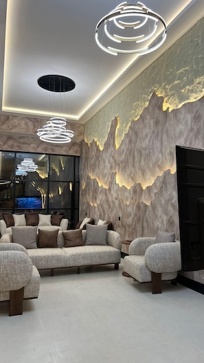 Reception - الفؤاد العربي - لو كوير (Abha)