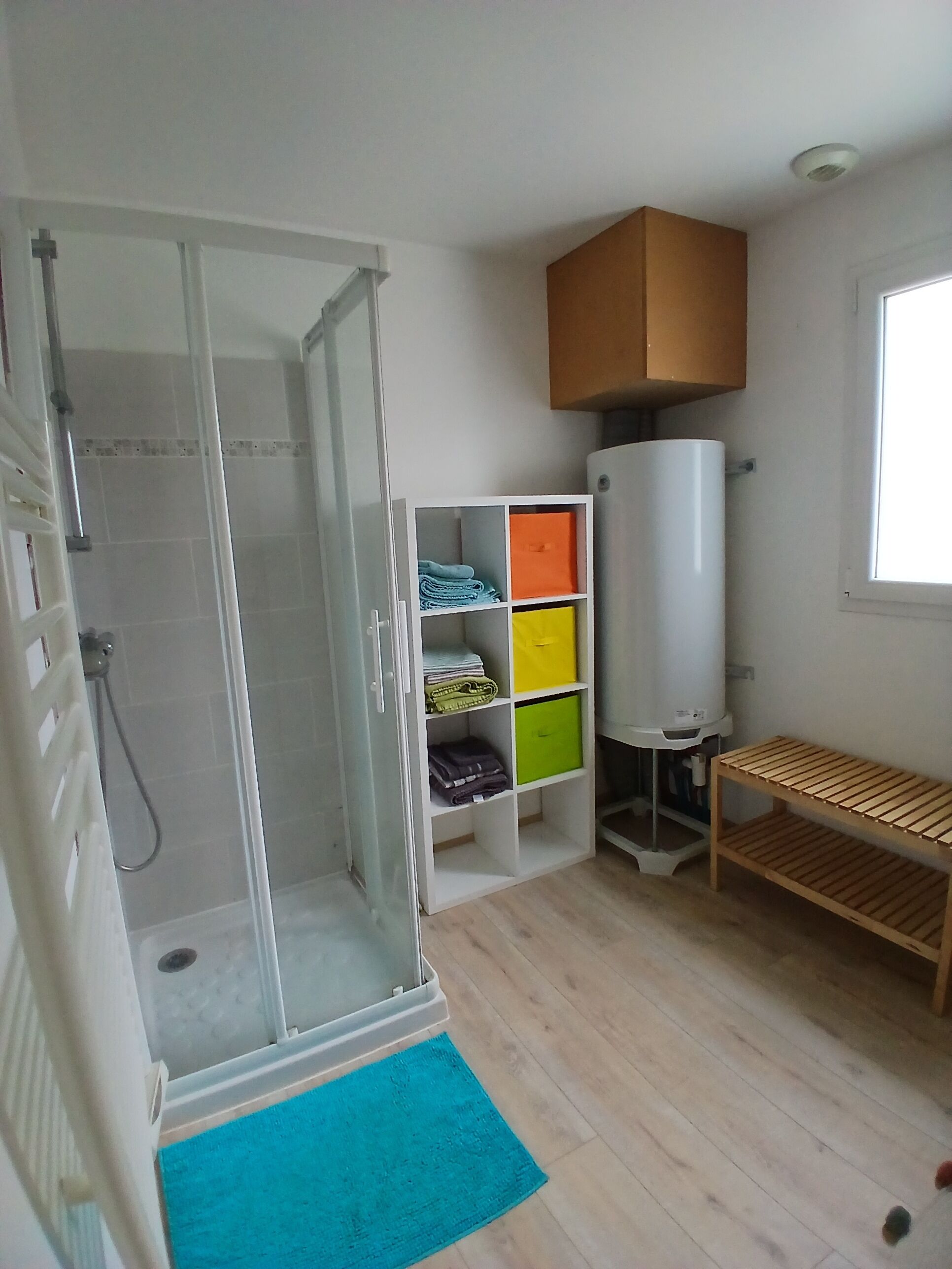 Ducha, secador de pelo, toallas, jabón