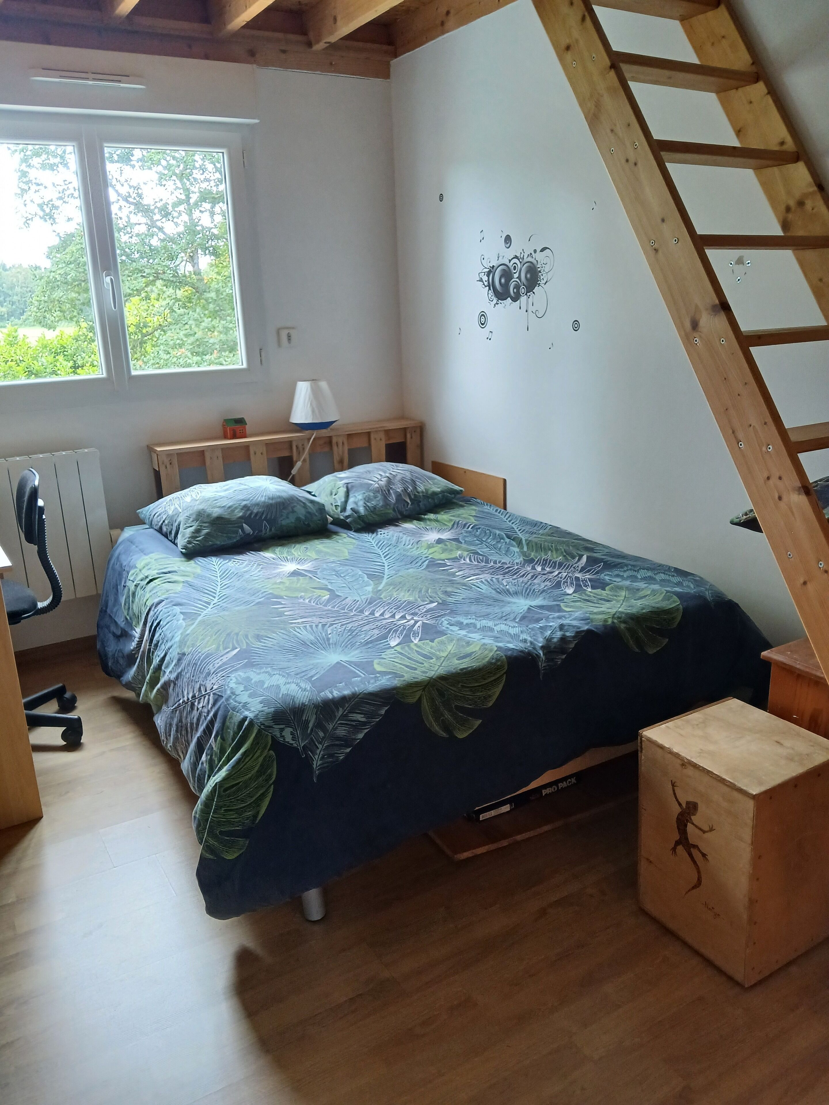 Tabla de planchar con plancha, wifi y ropa de cama 