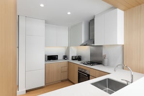 Departamento Deluxe, 2 habitaciones, vista al canal | Cocina privada