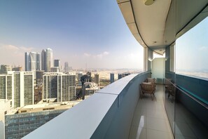 Apartamento luxo, 2 quartos, vista para o canal | Sacada