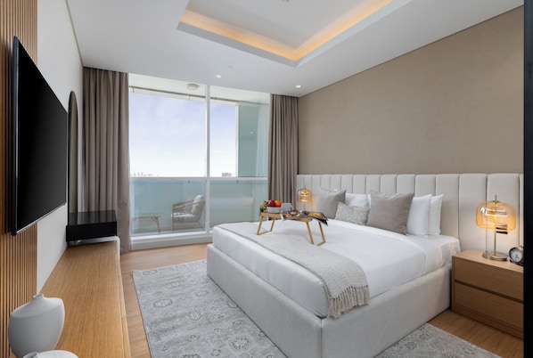 Apartamento Deluxe, 2 habitaciones, vistas al canal | Caja fuerte, cortinas opacas, tabla de planchar con plancha