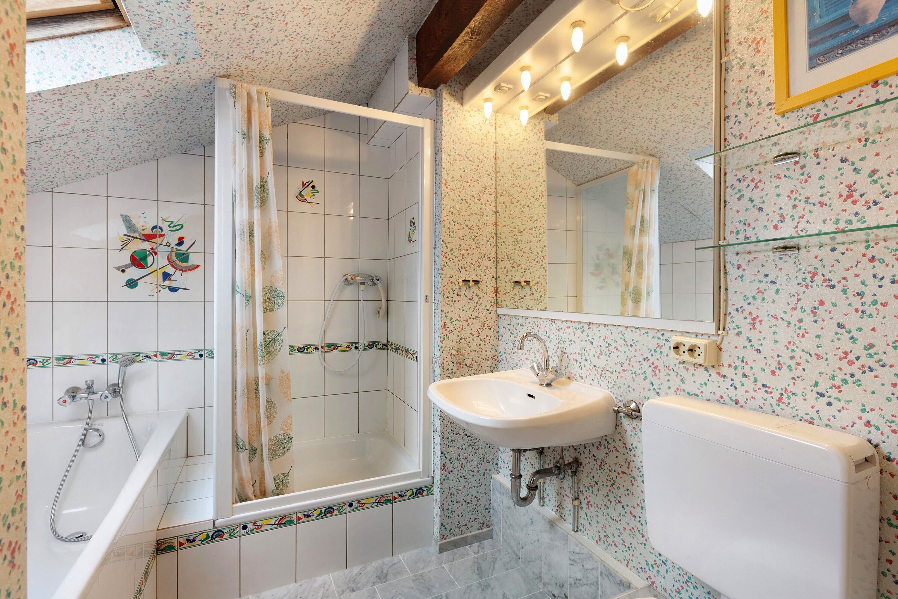 Douche, sèche-cheveux, serviettes fournies