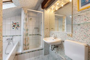 Shower, hair dryer, towels - Guest Room Koch with Panoramic View, Private Terrace and Wi-Fi (Bad Säckingen)