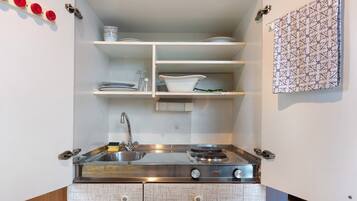 Refrigerador, parrilla de estufa, cafetera y tetera y tetera eléctrica