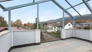 A balcony with a view of a residential area, a clear sky, and a distant mountain range. - Guest Room Koch with Panoramic View, Private Terrace and Wi-Fi (Bad Säckingen)