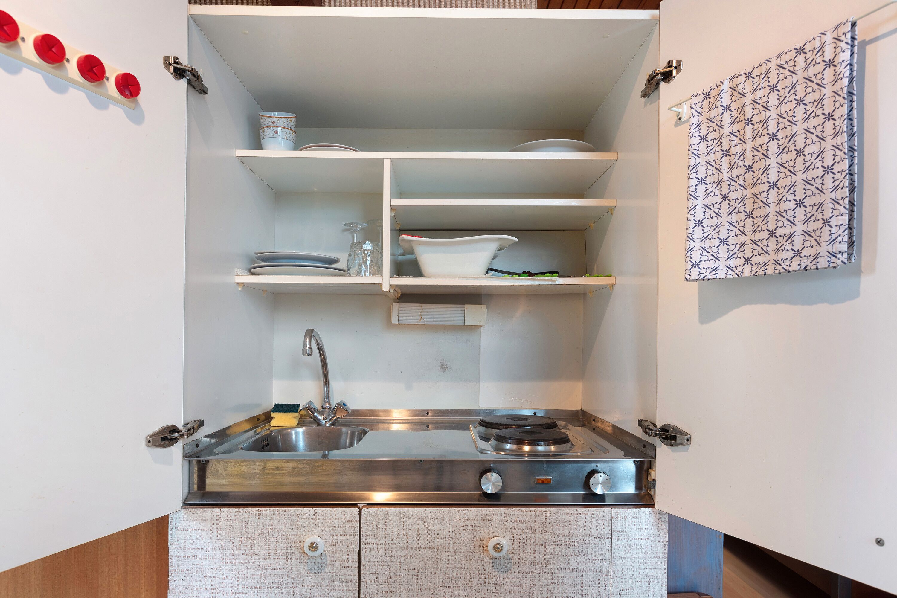 Kühlschrank, Herdplatte, Wasserkocher mit Kaffee-/Teezubehör