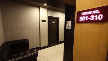 Minibar, Wi-Fi gratis, dan seprai linen