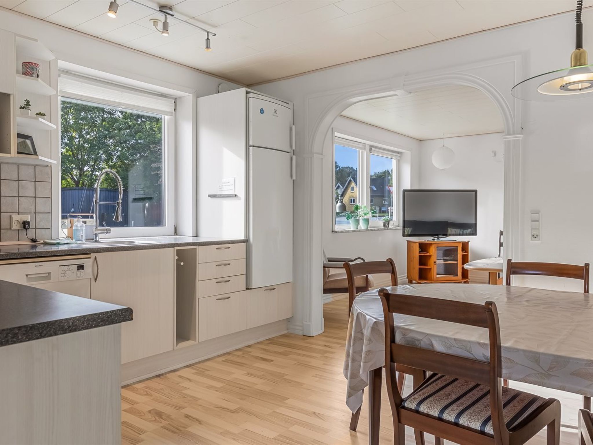 ثلاجة، ميكروويف، غسالة أطباق، مستلزمات طهي/أطباق/أوعية