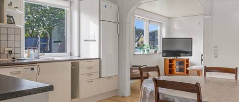 Kjøleskap, mikrobølgeovn, oppvaskmaskin og kjøkkenutstyr