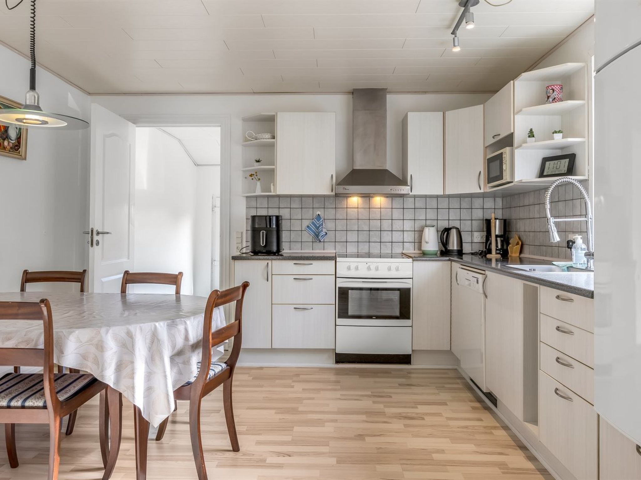 Fridge, microwave, dishwasher, cookware/dishes/utensils