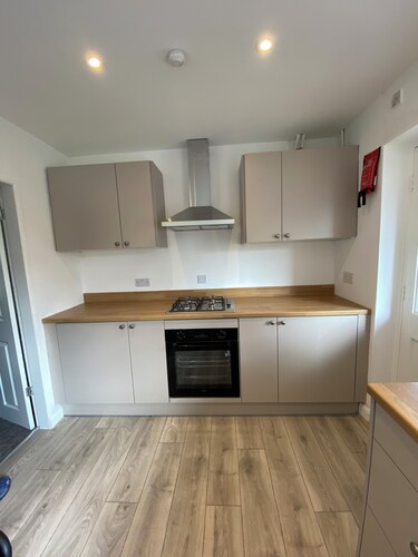 5 mins walk to the riverside and town/ restaurants/castle/showground 5 min drive