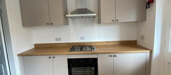 5 mins walk to the riverside and town/ restaurants/castle/showground 5 min drive