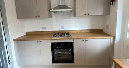 5 mins walk to the riverside and town/ restaurants/castle/showground 5 min drive