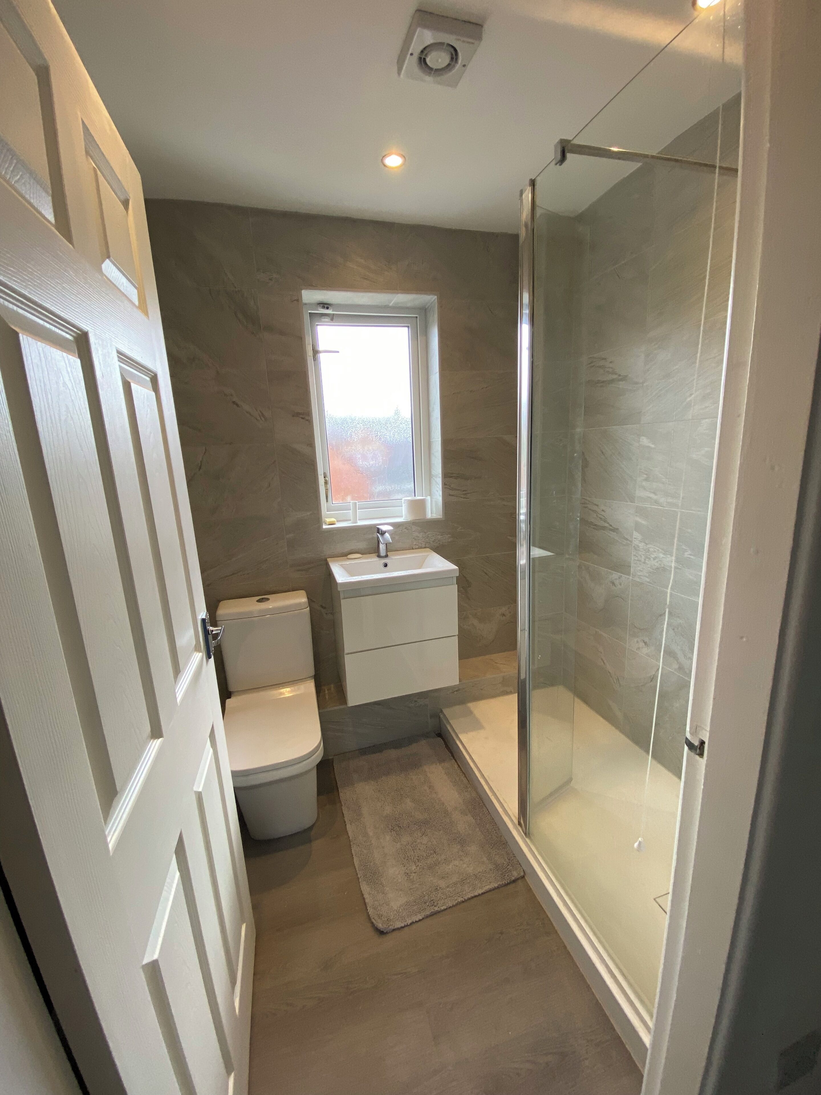 Regadera, secadora de cabello, toallas, jabón 