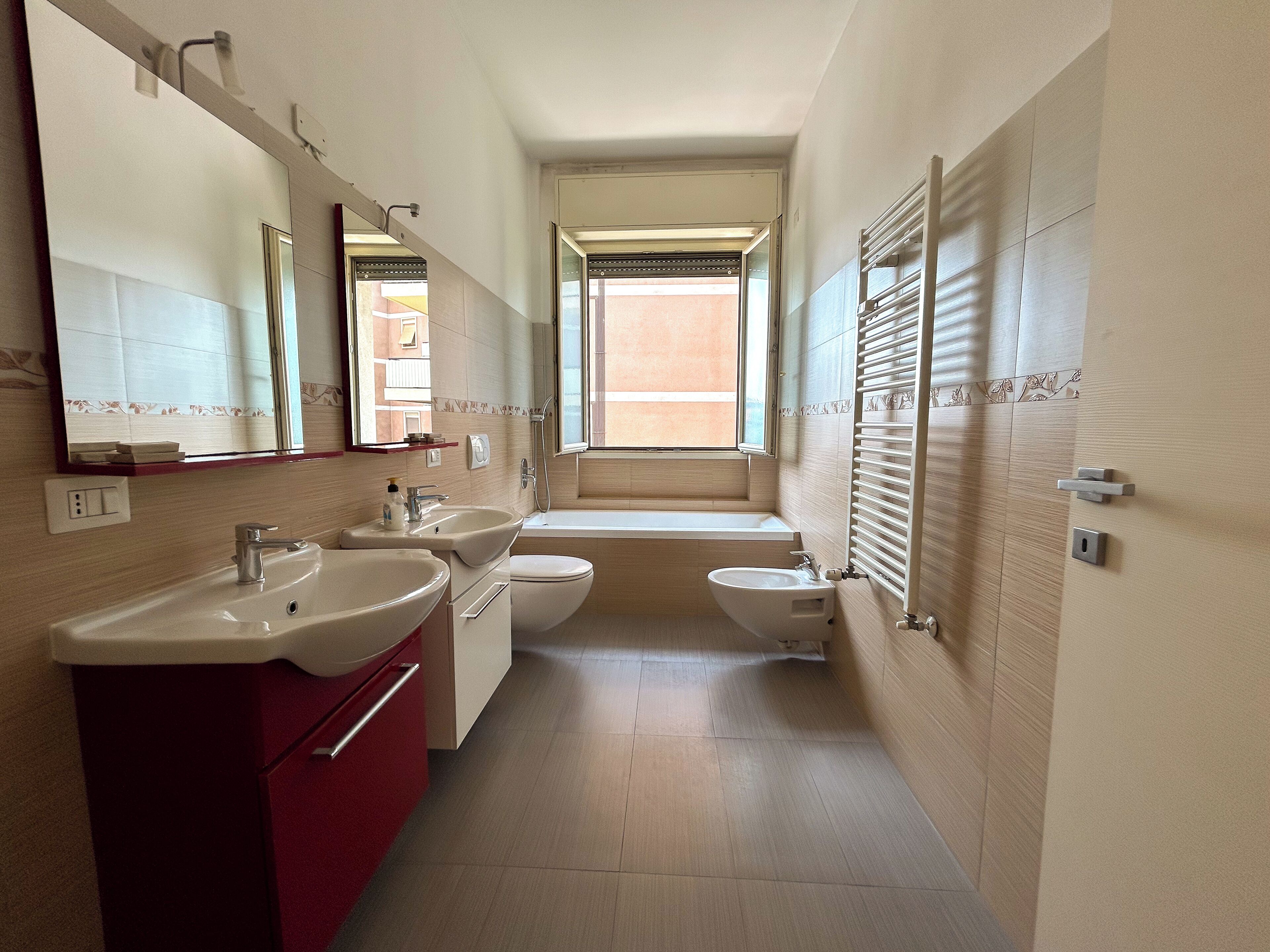 Dusche, umweltfreundliche Kosmetikartikel, Haartrockner, Bidet