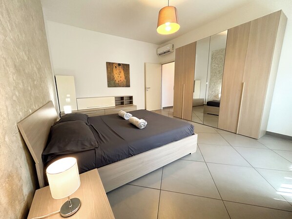 3 bedrooms, in-room safe, desk, iron/ironing board