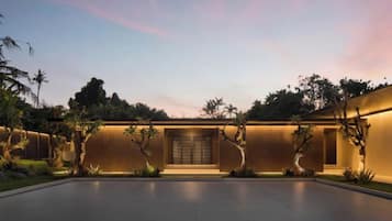 Un edificio moderno con un patio, un espacio abierto amplio y una entrada.