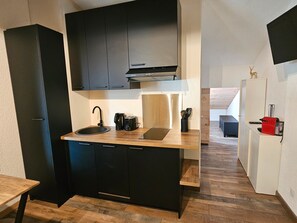 ثلاجة، ميكروويف، موقد طهي مسطح، غسالة أطباق