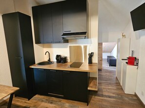 Kjøleskap, mikrobølgeovn, kokeplater og oppvaskmaskin