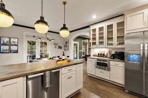 ثلاجة، ميكروويف، فرن، موقد طهي مسطح