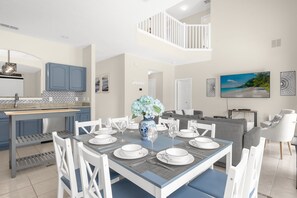 House | 6 bedrooms, Internet - Upstay Spacious Home w Private Pool Hot Tub (Davenport)