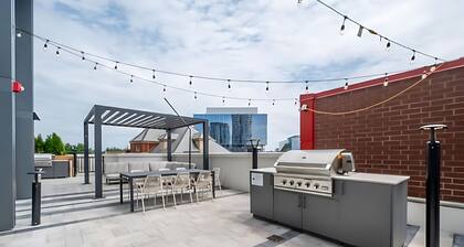 Stylish 1BR Condo w Balcony Skyline Views