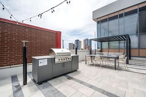 1 bedroom, Internet - Stylish 1BR Condo w Balcony Skyline Views (Kitchener)