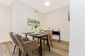 House | 1 bedroom, Internet - Stylish 1BR Condo w Balcony Skyline Views (Kitchener)
