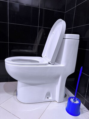 Suihku, hiustenkuivaaja, bidee, pyyhkeet