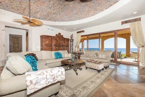 Fernseher, DVD-Player, Stereoanlage