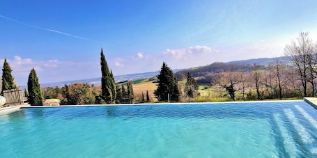 Park view. Domaine de Pech et Lafon. Cabanes avec SPA privatif