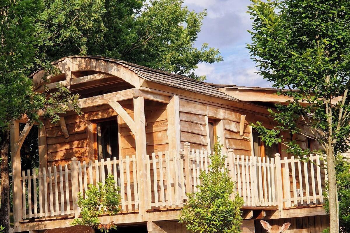 Ein rustikales Holzhaus mit Veranda und umzäunter Garten.