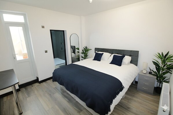 1 bedroom, desk, free WiFi, bed sheets