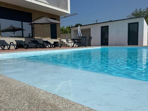 Enjoy this modern ground-floor apartment, perfect for families or groups.