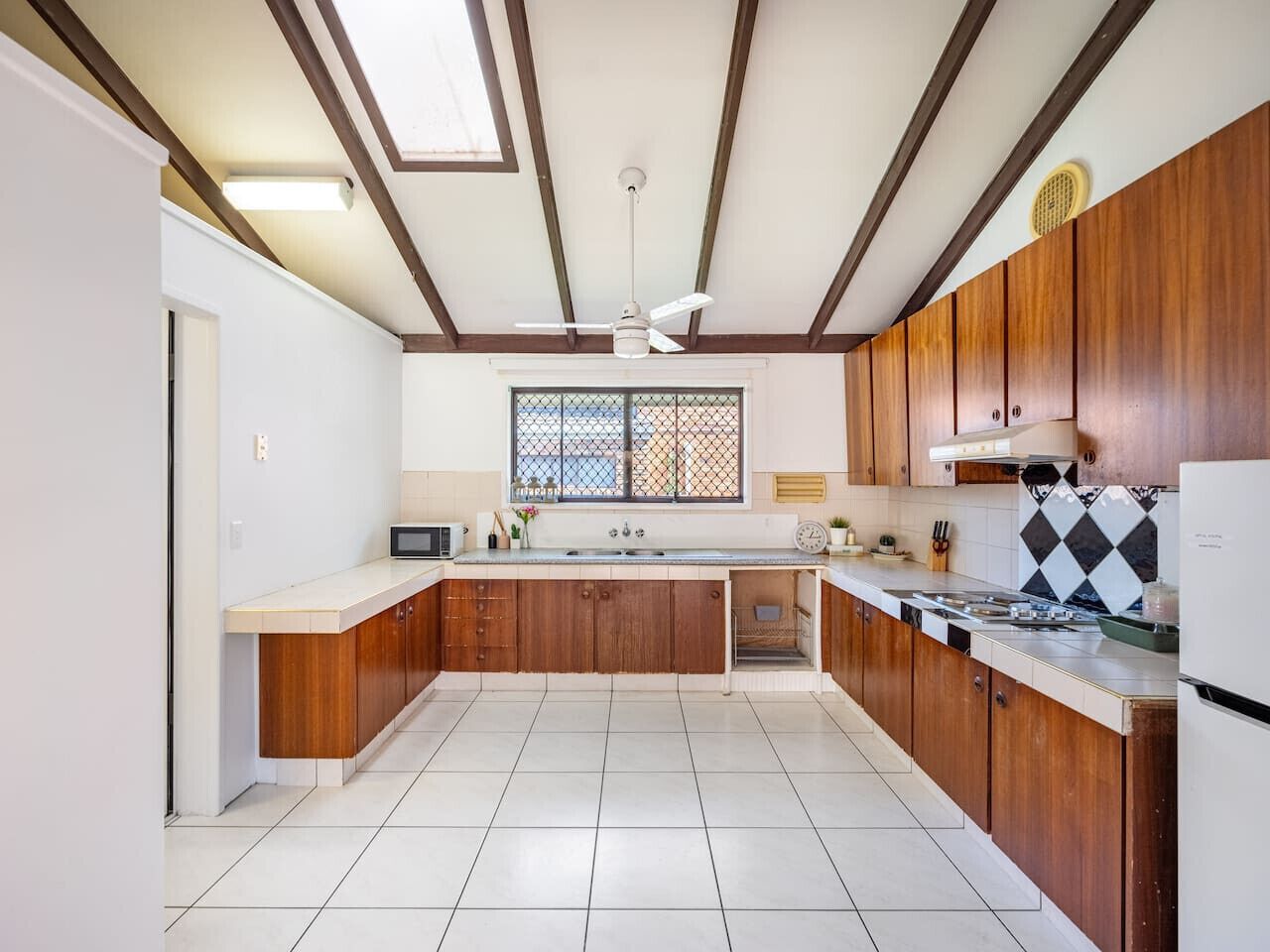 Frigorifero, microonde, lavastoviglie, tostapane