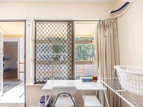 Cozy Studio near UQ | Walk to Shops & Transit