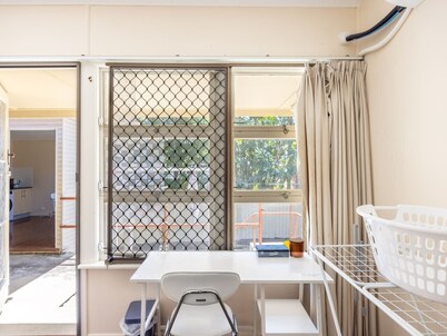 Cozy Studio near UQ | Walk to Shops & Transit