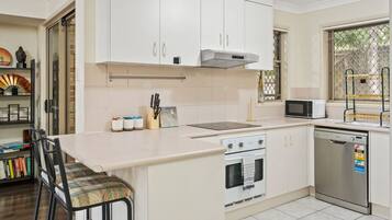 Kylskåp, mikrovågsugn, ugn och spishäll