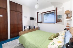 3 bedrooms, iron/ironing board, travel cot, free WiFi