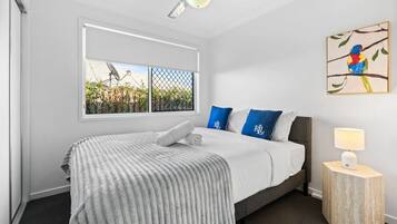 Een strijkplank/strijkijzer, wifi, beddengoed