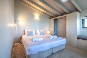 2 bedrooms, iron/ironing board, Internet, bed sheets