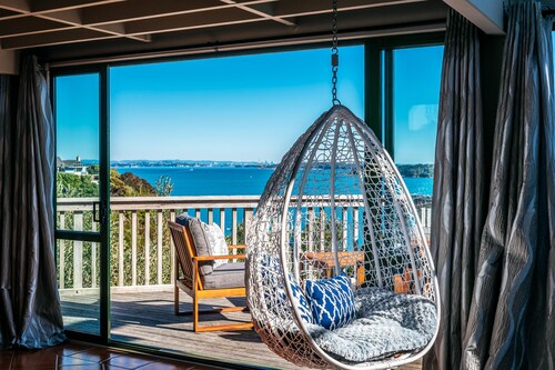 Spinnaker Watch - A relaxed coastal retreat with breathtaking views to Auckland City. Spinnaker Watch offers spacious living, linen furnishings, sunny decks, and a short walk to the beach the perfect Waiheke escape for couples or small groups.