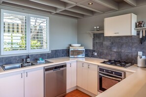 ميكروويف، موقد طهي مسطح، غسالة أطباق، مواد تنظيف صديقة للبيئة