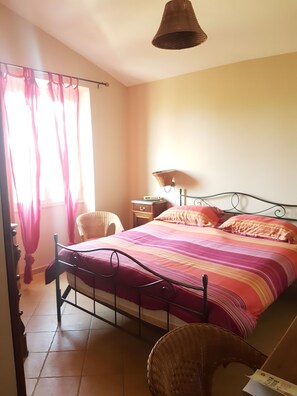 Tabla de planchar con plancha, wifi y ropa de cama