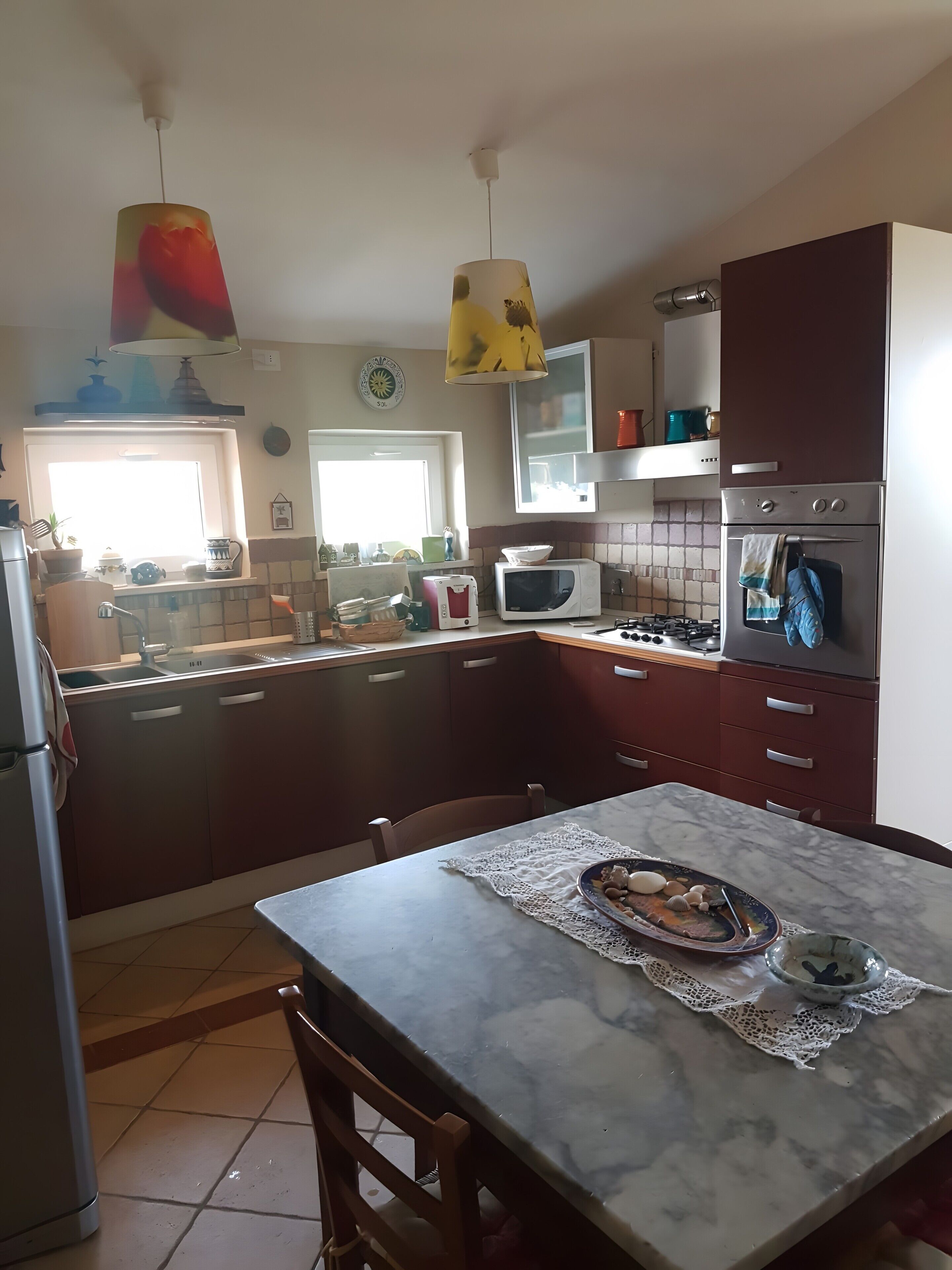 Een koelkast, een magnetron, een oven, een vaatwasser