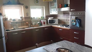 Een koelkast, een magnetron, een oven, een vaatwasser